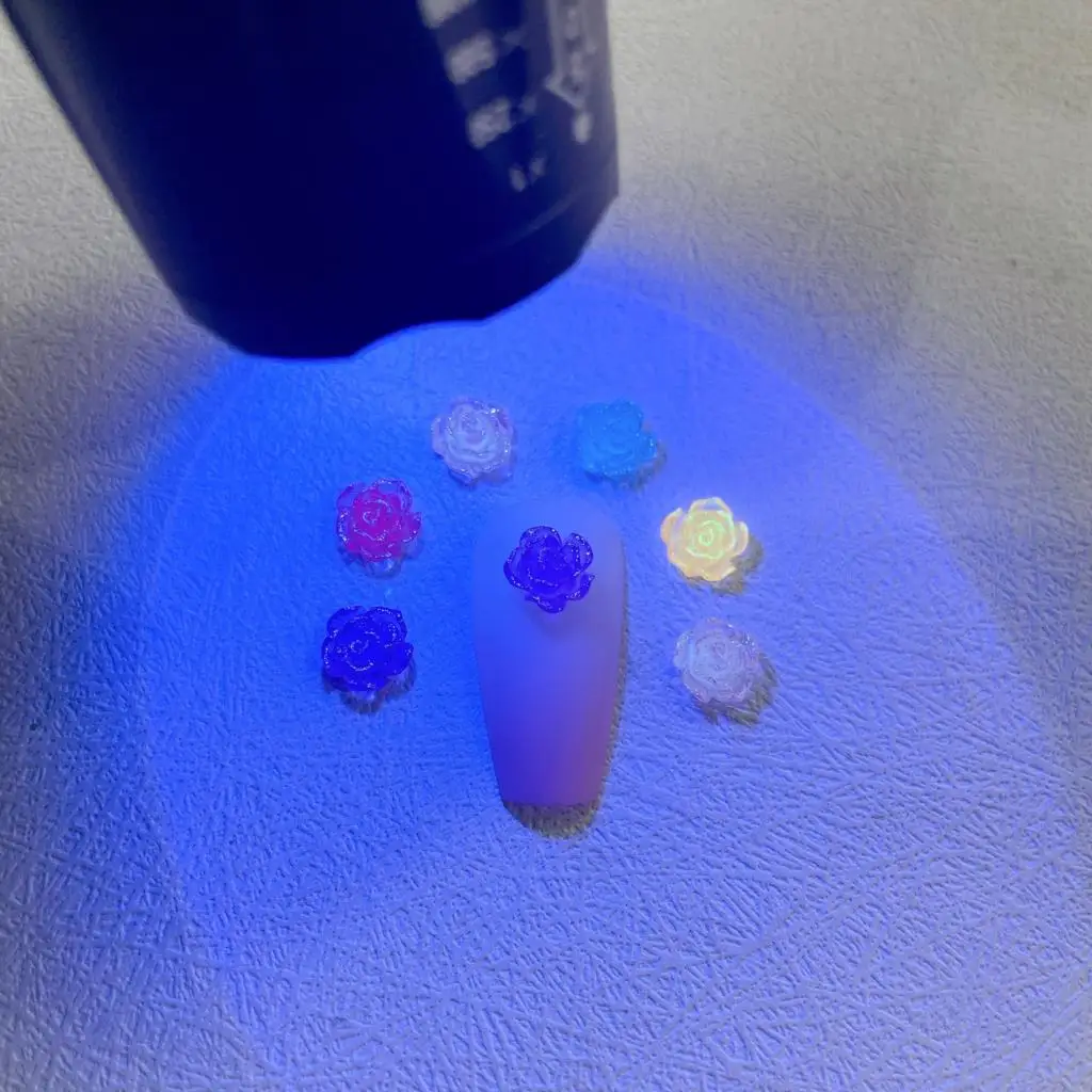 30 шт. 8 мм 3D акриловые цветы Аксессуары для дизайна ногтей Светящиеся в темноте УФ свет Чувствительные шармы Роза Блестящие украшения для ногтей Детали